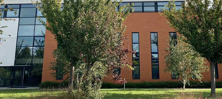 Vue extérieure du bâtiment principal d'ORBIS France à Schiltigheim.
